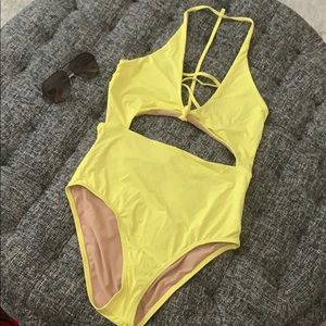 Yellow one piece ! 👙